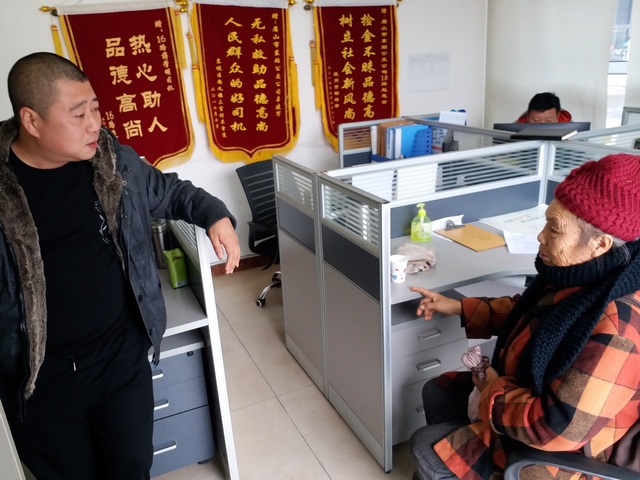老人向車(chē)隊(duì)長(zhǎng)感謝19路駕駛員鄧雪梅.jpg