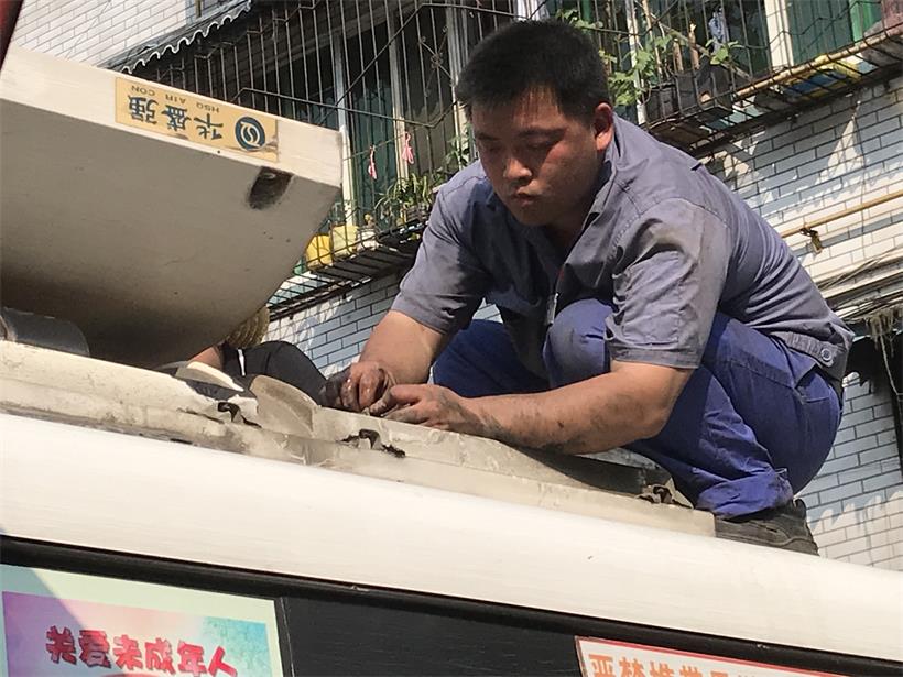 電工，檢修車輛空調(diào).jpg